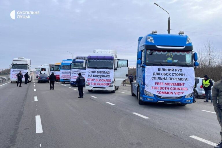 Українські перевізники розпочали блокаду для поляків на кордоні