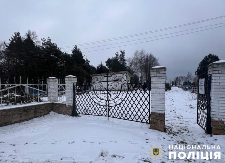 Викрав з кладовища інструменти, аби пограбувати крамницю
