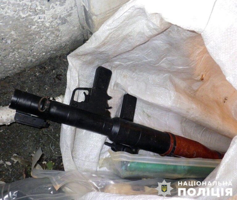 На Звягельщині поліцейські вилучили зброю та боєприпаси у сімейного дебошира