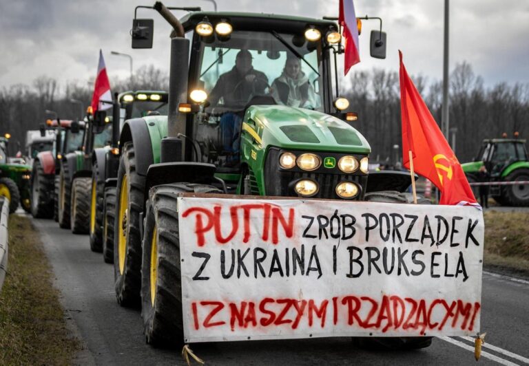 По всій Польщі почався масовий протест фермерів: перекриті дороги, підʼїзди до великих міст та заблокований український кордон. ВІДЕО
