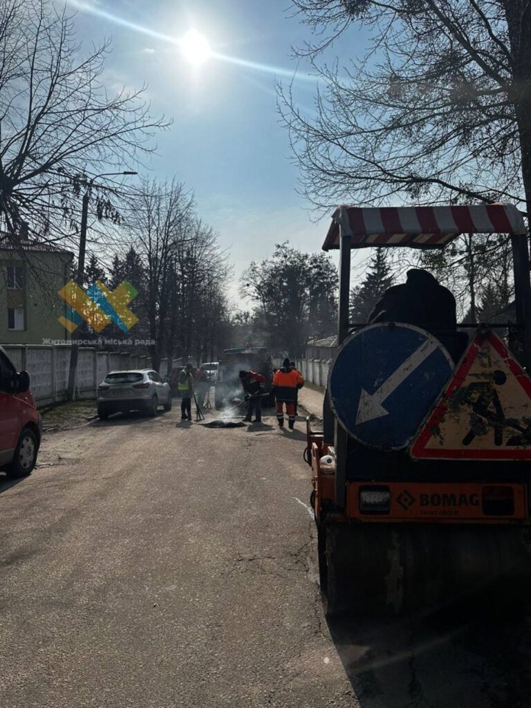 У Житомирі розпочали аварійний ямковий ремонт доріг