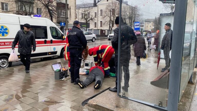 На зупинці у Житомирі помер чоловік
