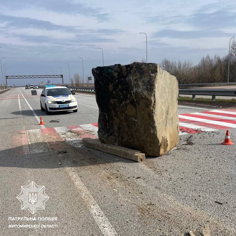Неправильно розміщений та ненадійно закріплений вантаж призвів до ДТП