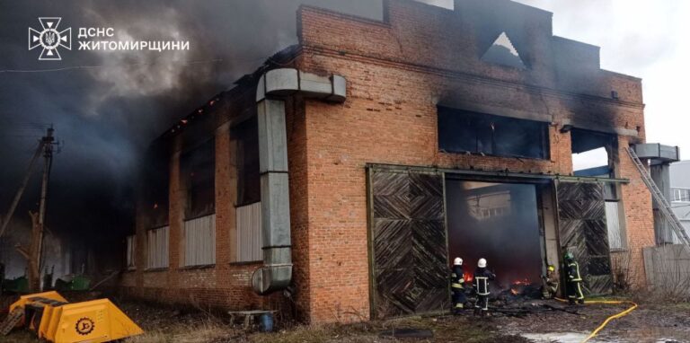У смт Брусилів Житомирського району триває ліквідація пожежі