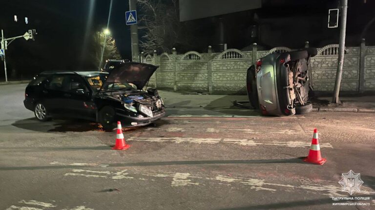 На перехресті Грушевського та Мазепи зіштовхнулись два автомобілі