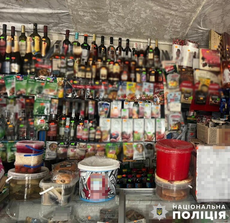 Продавала алкоголь «на розлив»: у Хорошеві дільничні офіцери припинили підпільні оборудки продавчині