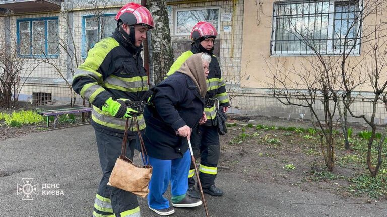 Масований ракетний удар по Києву: щонайменше 10 постраждалих, понад 170 рятувальників ліквідовують наслідки атаки
