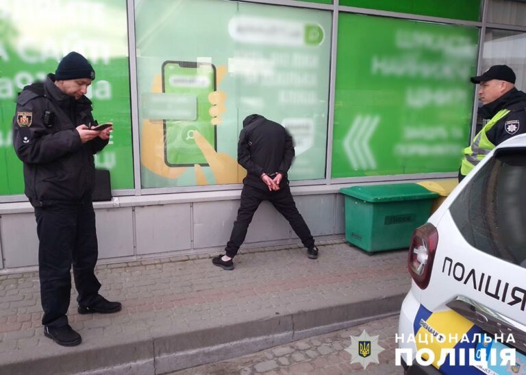 У Звягелі поліцейські затримали чоловіка за вчинення розбою