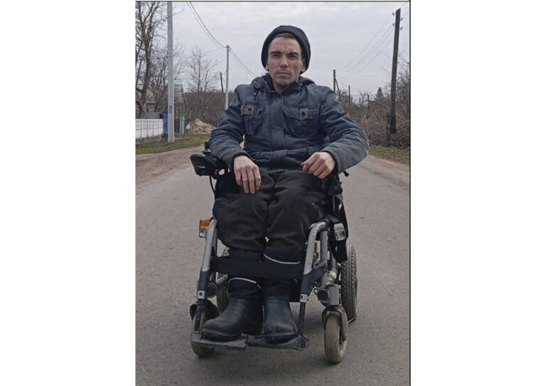Ось цій людині, котра все життя від народження пересувається на інвалідному візку житомирський РТЦК та СП вручили повістку!