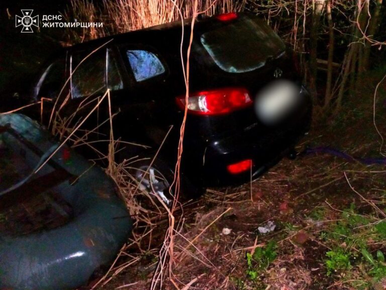 Автомобіль у водоймі: черняхівські поліцейські задокументували правопорушення нетверезого водія