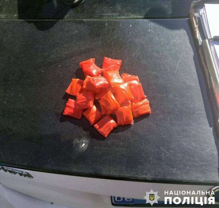 Правоохоронці затримали двох наркозакладчиків