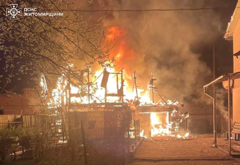 Сьогодні вночі в с. Кмитів бійці ДСНС врятували від вогню багатоквартирний будинок