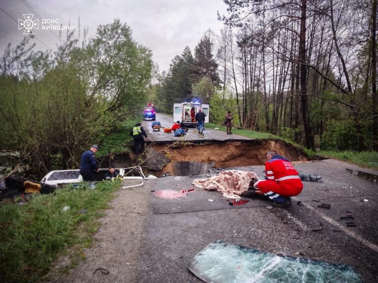 На трасі Іванків-Радомишль мікроавтобус провалився з людьми під землю