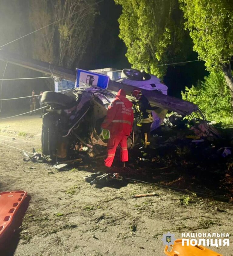 У Житомирі поліція встановлює обставини ДТП, в якій водій кросовера зіткнувся з електроопорою