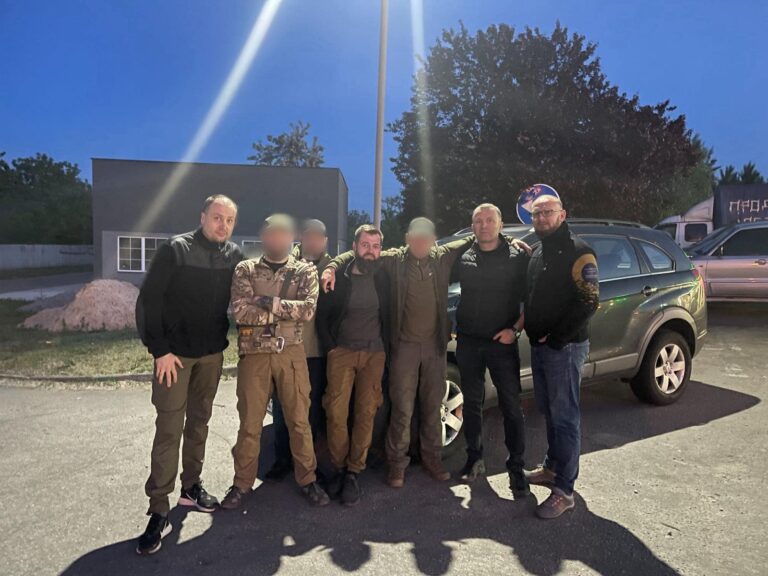 Житомирські волонтери передали дві автівки захисникам підрозділу УДА та ГУР МО КРАКЕН