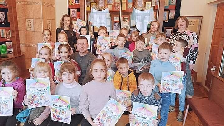 Благодійність як спосіб життя. Житомирський письменник Сергій Храпчук подарував українському дитячому центру в Латвії власні книжки