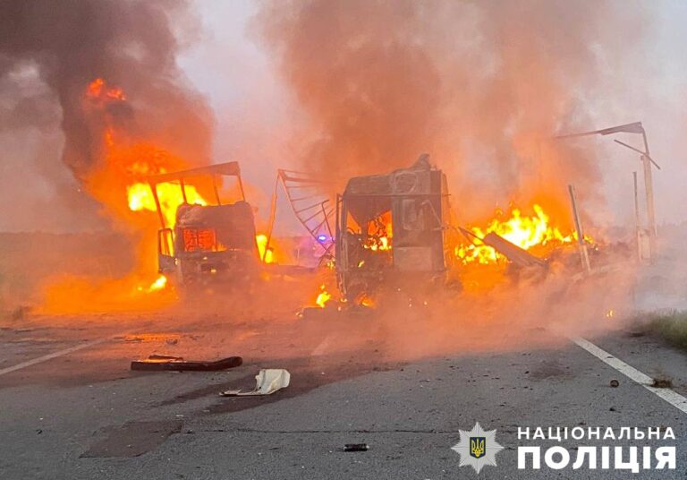 У ДТП загинули дві особи: На Житомирщині поліцейські працюють на місці ДТП на трасі Київ-Чоп