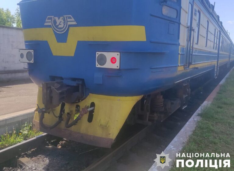 Поліція встановлює обставини травмування чоловіка на залізничних коліях в Олевську