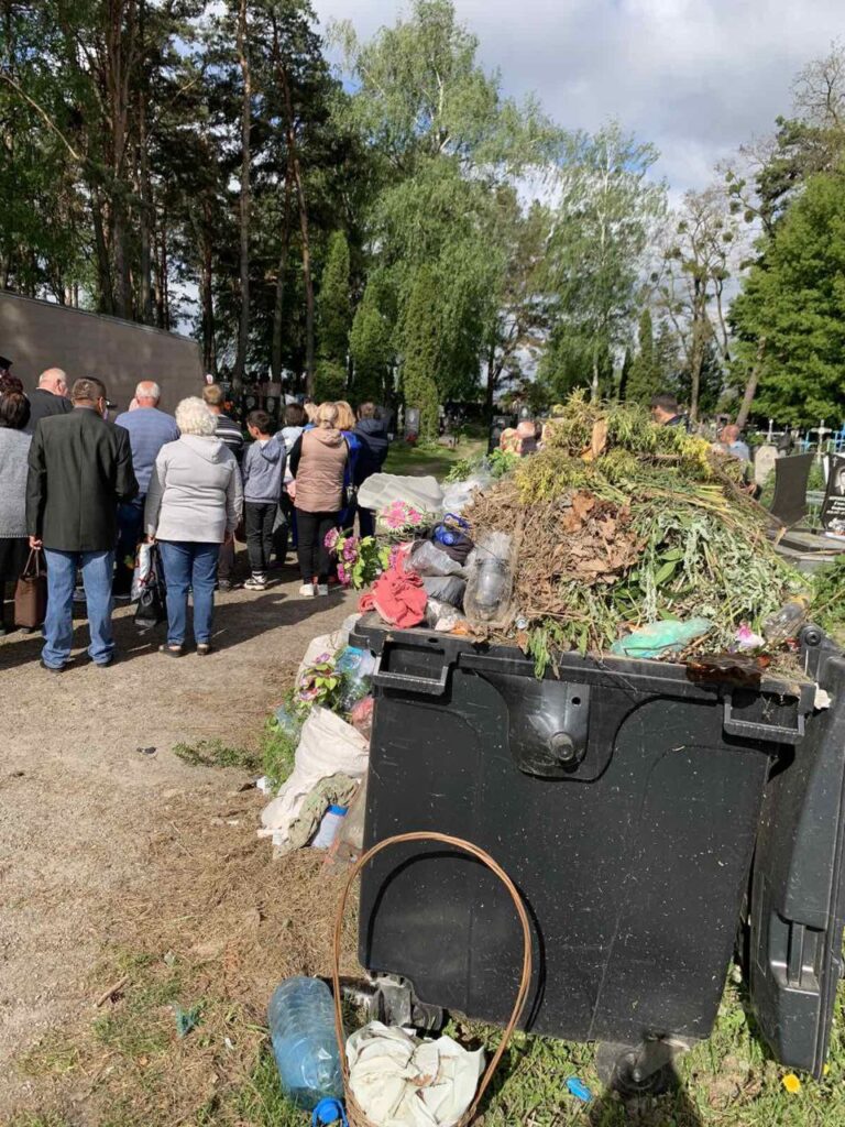 І знову Оліївська громада! Заробляють мільйони і не можуть нормально прибрати кладовища!