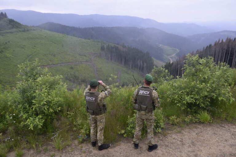 На Закарпатті затримали десять чоловіків, зокрема з Житомирщини, які намагалися через гори потрапити до Румунії