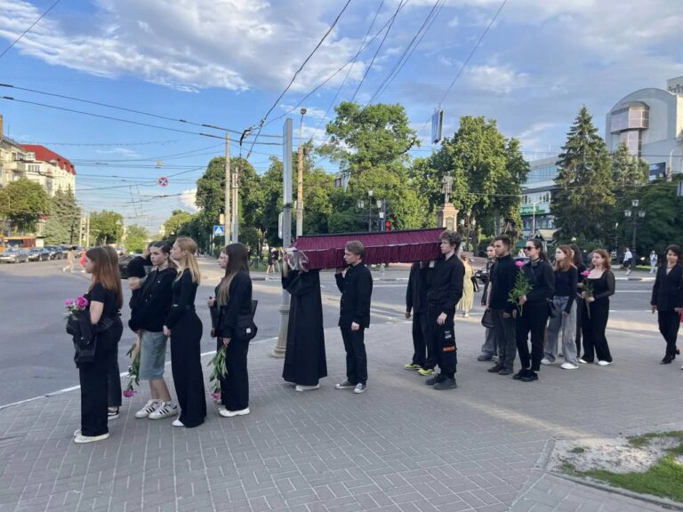 У Сумах школярі пронесли вилицями труну під пісню «Остання путь» проти об’єднання гімназії №1 та школи №12