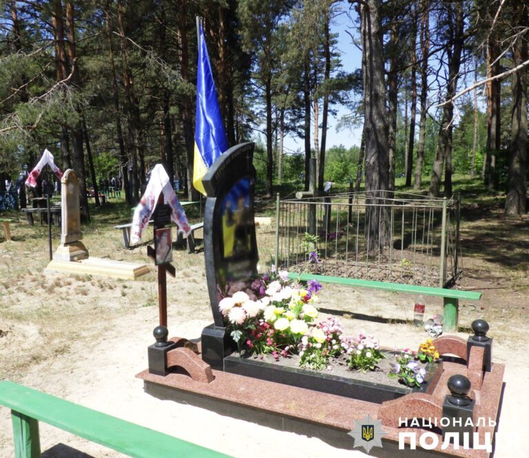 Зірвала прапор з могили загиблого воїна: на Овруччині поліцейські встановили причетну