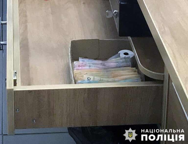 Програв в онлайн-казино 50 000 гривень з каси: у Житомирі поліція розслідує привласнення майна