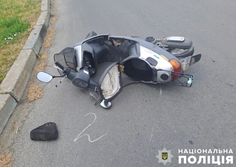 У Малині поліція встановлює обставини травмування водія мопеда в ДТП