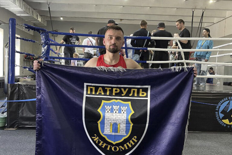 Срібло на обласних змаганнях з боксу виборов патрульний Вадим Стаднік