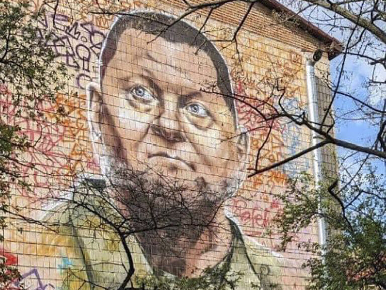 У Києві з’явився найбільший мурал із зображенням колишнього головкому ЗСУ Залужного