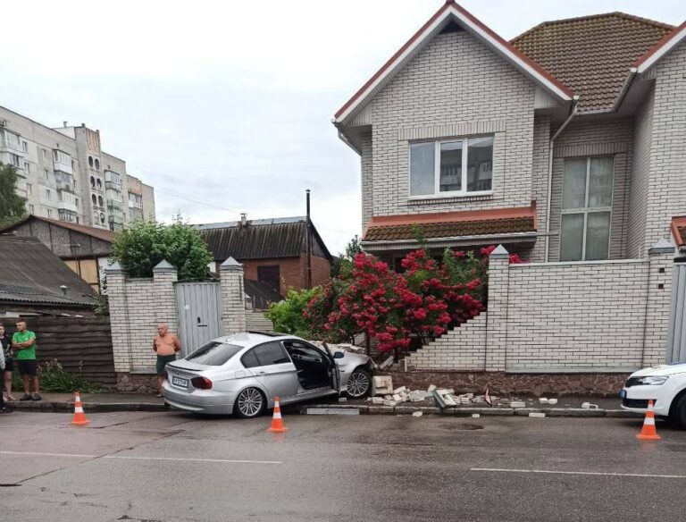 В Житомирі вчора вечері водій на автомобілі BMW зніс цегляний паркан