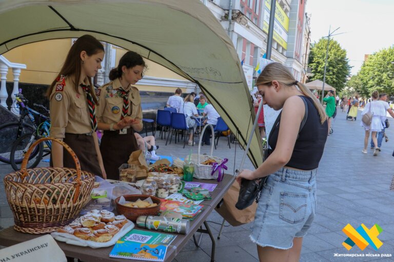 Пластове печиво у формі лілейки та вироби ручної роботи: на Михайлівській — благодійний ярмарок зі збору коштів для військових пластунів