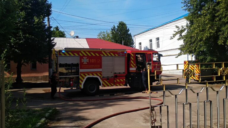 У Житомирі горіли руїни 25-го ліцею. ФОТО