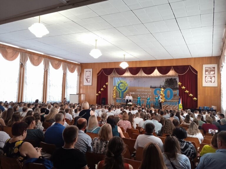 У Житомирському агротехнічному коледжі вітали випускників