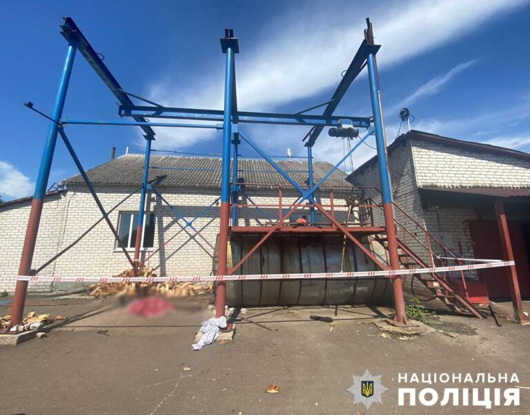 Поліція розслідує обставини загибелі чоловіка на підприємстві у Березівській громаді