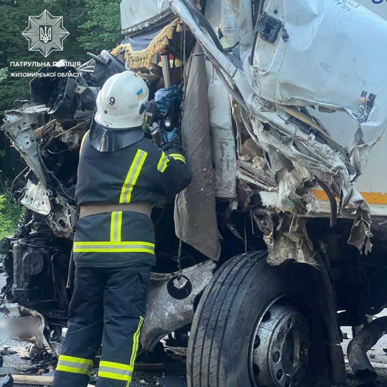 У зв’язку з ДТП із загиблими на автодорозі М-21 Виступовичі — Житомир — Могилів-Подільський (об’їзна міста Бердичева) рух обмежено