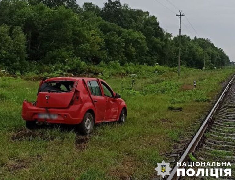 Поліція встановлює обставини зіткнення автомобіля та потягу у Черняхівській громаді