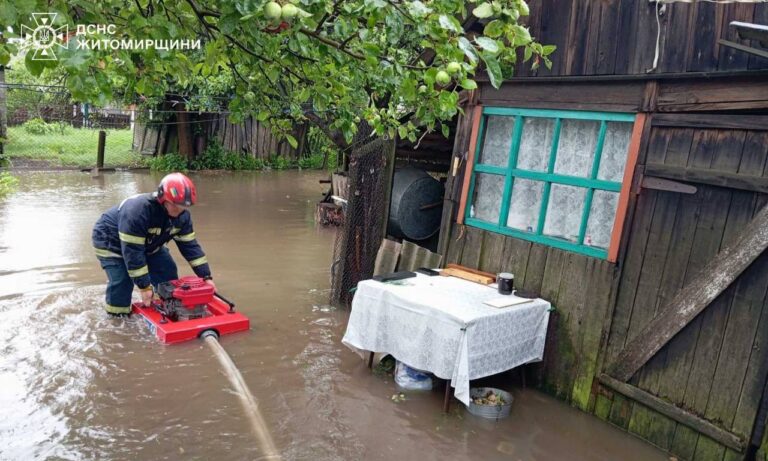 За добу рятувальники вісім разів відкачували воду