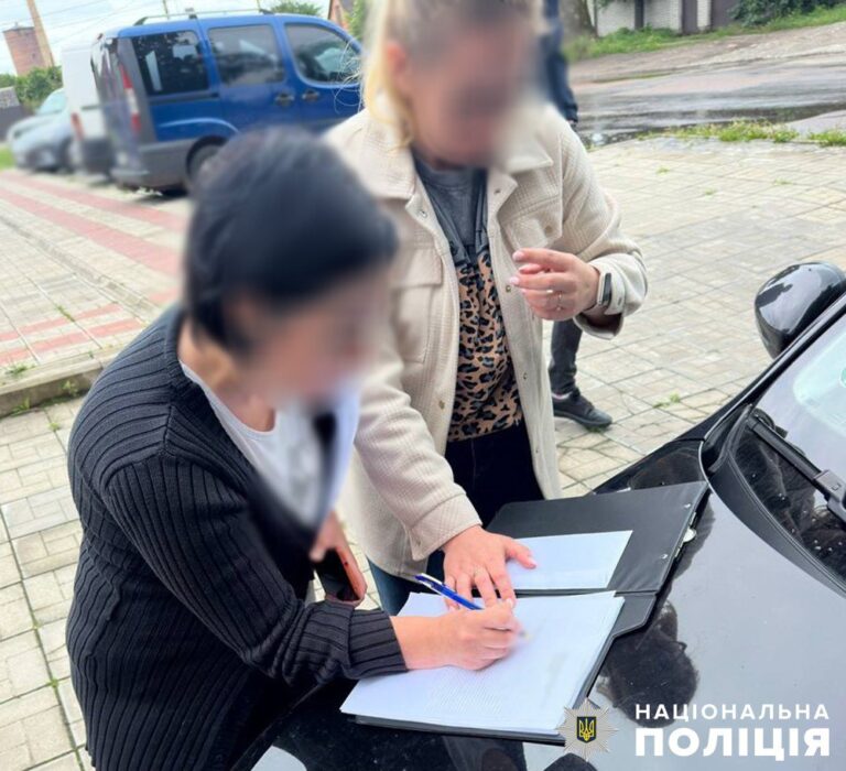 Підготовка до випускного з кримінальною складовою: житомирські слідчі повідомили містянці про підозру у шахрайствах