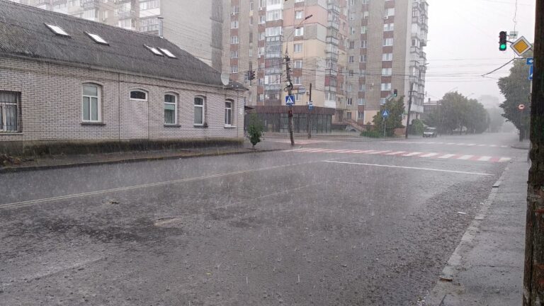 Вдень 17 червня у центрі Житомира після удару блискавки госпіталізували 13-річних дівчину та хлопця