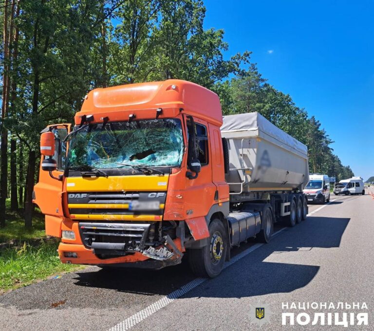 У Коростишівській громаді внаслідок ДТП загинув керманич мікроавтобуса: поліція з’ясовує обставини