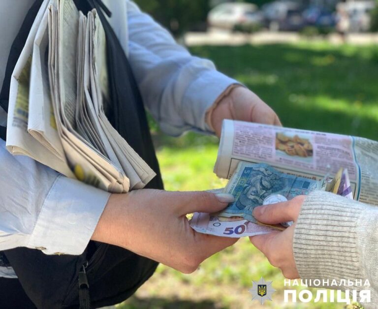 Привласнила пенсії та витратила їх на інтернет-ігри: на Житомирщині поліція викрила листоношу