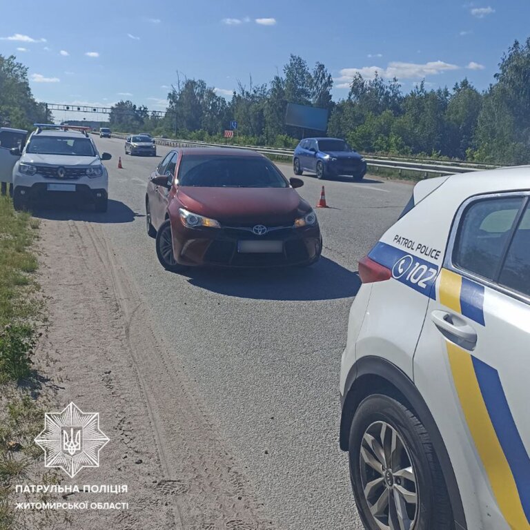 Авто знаходилося у розшуку: патрульні затримали ймовірних злочинців