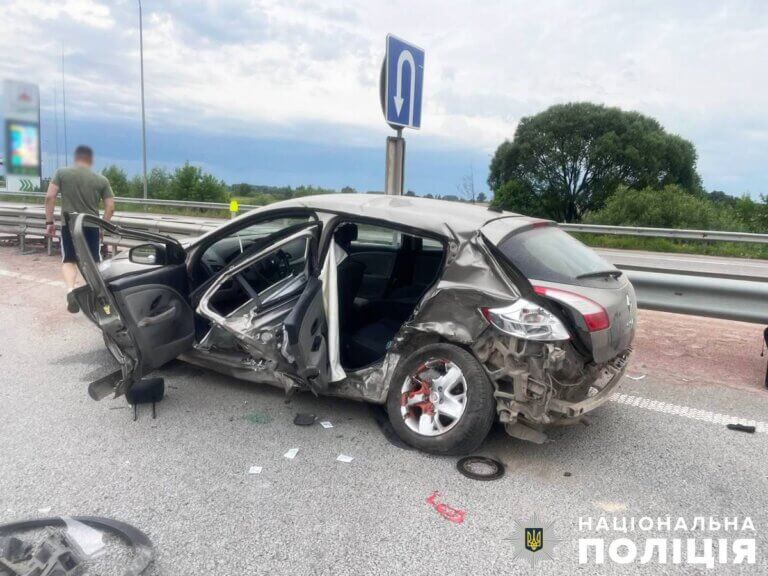 В автотрощі у передмісті Житомира травмовано четверо людей: поліція встановлює обставини