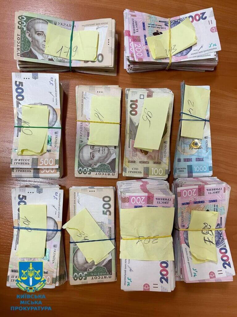 Дружина безвісти зниклого військового забула в таксі 400 тис грн, а водій їх привласнив – йому повідомлено про підозру