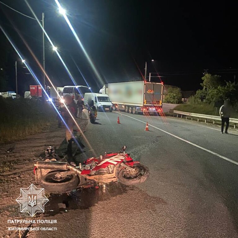 До уваги водіїв! У зв’язку з ДТП з потерпілими на 230 км автодороги М-21 Виступовичі — Житомир — Могилів-Подільський, рух транспорту ускладнений та здійснюється реверсом