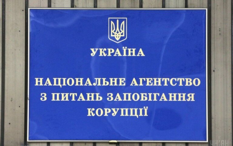 Напевно, голову сонце напекло: за рахунок платників податків корупціонери хочуть провести опитування щодо корупції за два мільйони гривень