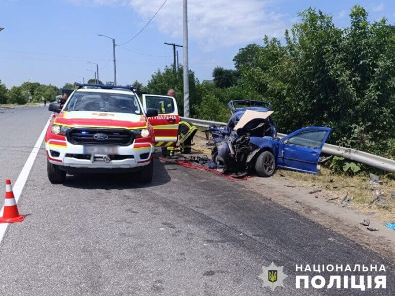 Поліція працює на місці зіткнення вантажівки та легковика неподалік Бердичева