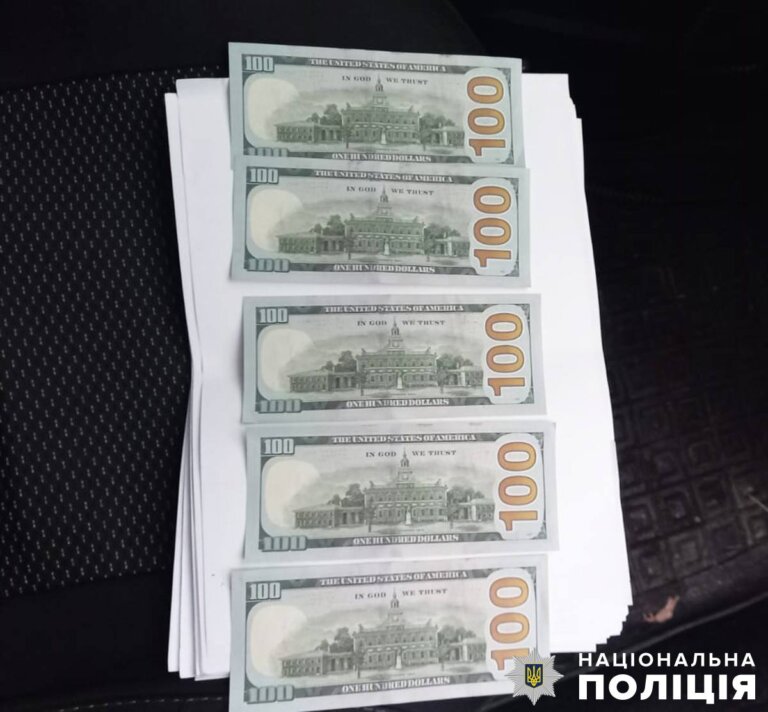 Хабар в іноземній валюті за нетверезе кермування: хорошівські поліцейські задокументували правопорушення