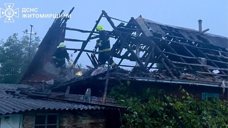 Сьогодні вночі на Житомирщині внаслідок падіння уламків збитого ворожого БПЛА виникла пожежа у приватному дерев’яному житловому будинку